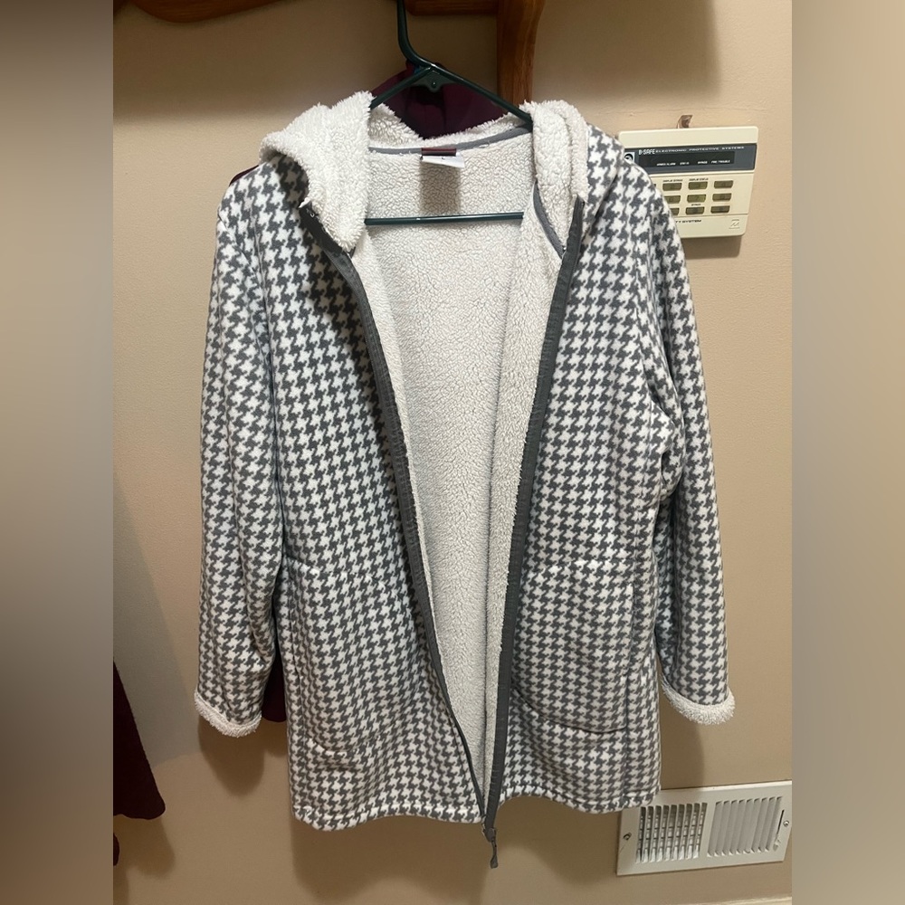 Women’s Tudor Court Large Gray & White Houndstooth Hooded Fur Coat